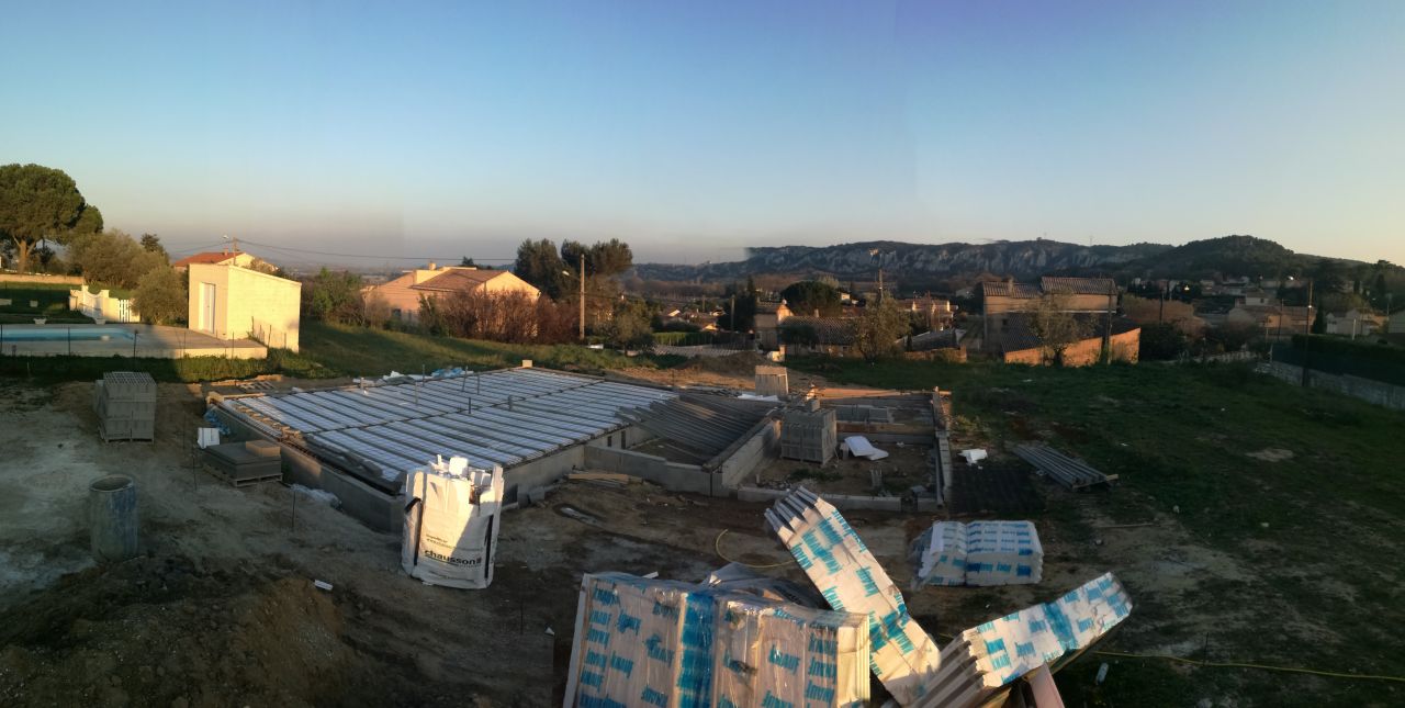 Le plancher est en cours ! avec les évacuations en plus s'il vous plait ! Le plancher est en cours ! avec les évacuations en plus s'il vous plait !