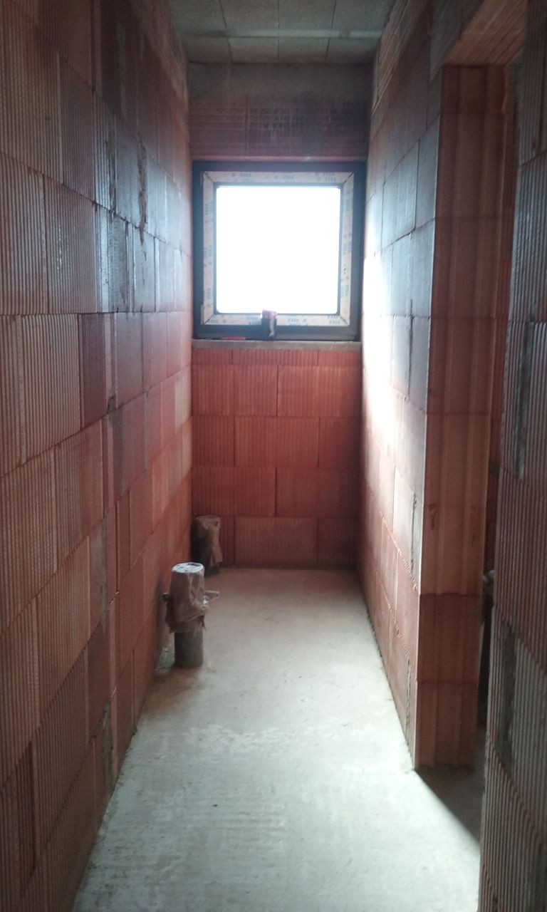 Fenêtre des toilettes.