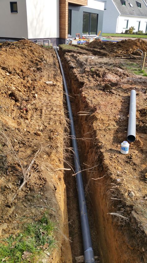 Tranchée et PVC pour les eaux usées.