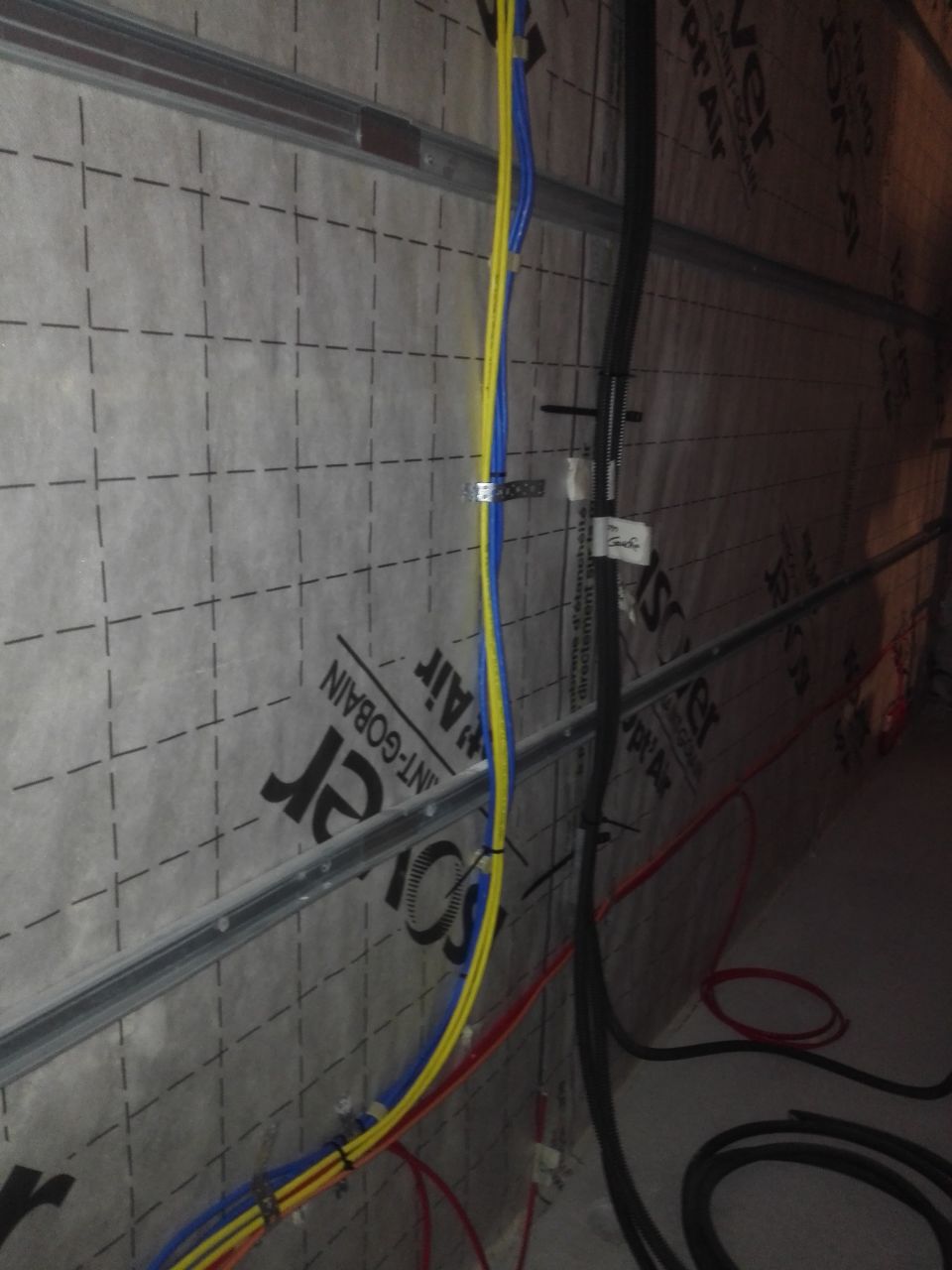 Passages des câbles électriques et informatiques