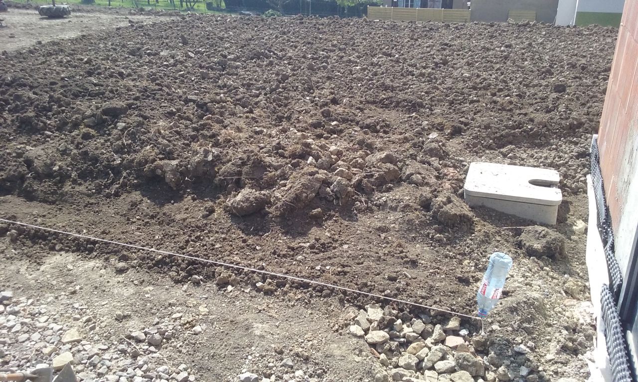 Terrain labouré et fraisé. On place une ficelle pour délimiter l'emplacement du muret en pierre.