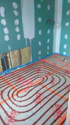 La circuit de chauffage par le sol dans la salle de bain