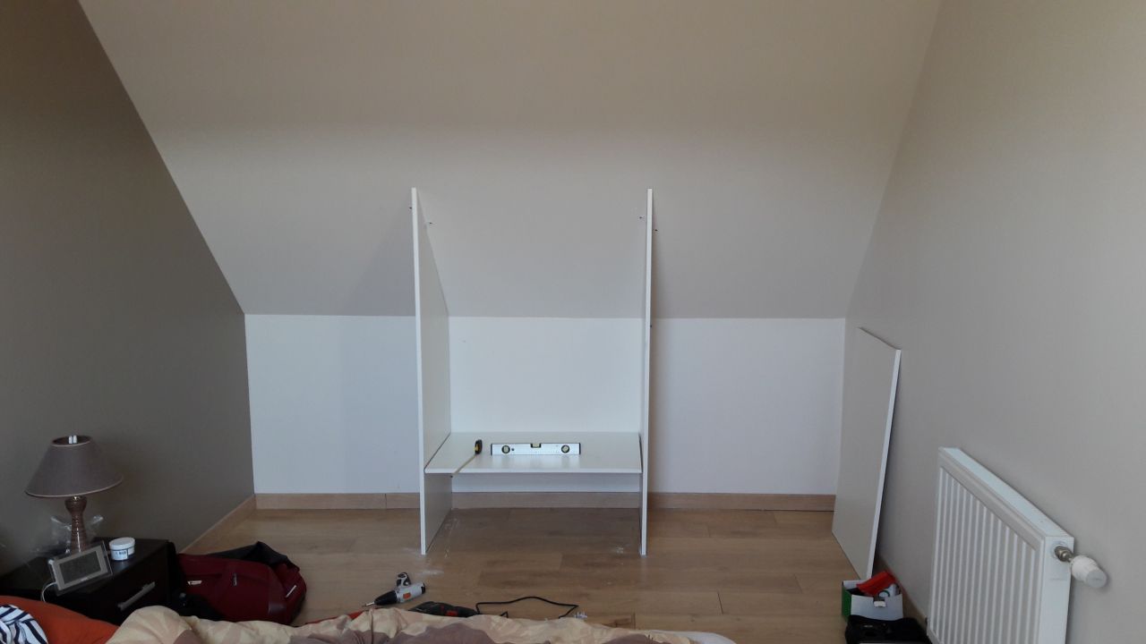 installation des cloisons du futur placard (planches de mélaminé épaisseur 18mm, 60 cm de profondeur)