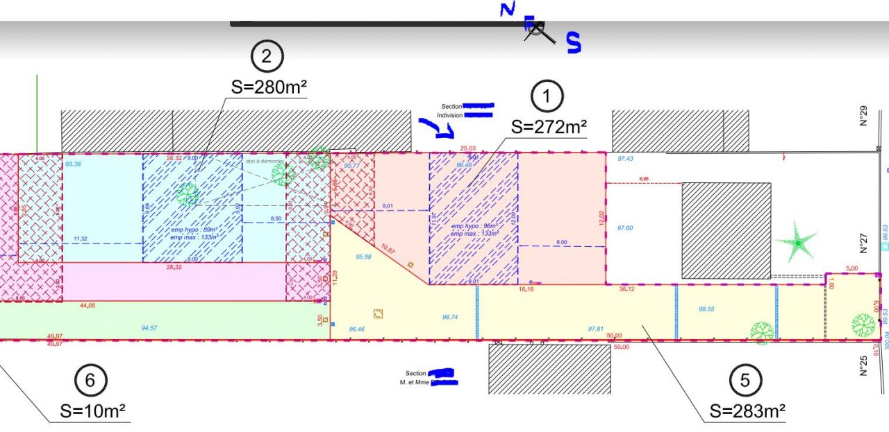 Voici notre terrain, c'est le lot 1.
<br />
Il sera issu d'une division mais pour la construction, le lotisseur a dcid de rpartir galitairement les surfaces  construire. Nous avons donc acquis le lot 1 qui aura galement un chemin d'accs.
<br />

<br />
Nous ne sommes donc pas contraints  toutes les rgles du PLU : 
<br />
- le COS de 30% est donc rparti sur l'ensemble du terrain soit 2084m, ce qui donne pour chaque terrain une emprise au sol max de 133m (4 lots)
<br />
- nous pouvons mettre des vues au nord et au sud sur toute les facades.
<br />

<br />
il y a une servitude de cours commune qui "force" le respect des 8m entre chaque maisons