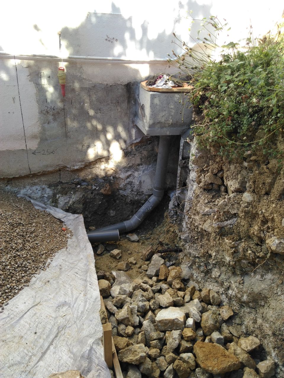 Détail - Coté gauche - Regard eaux usées et tube dispo pour le drain (vers les EP)
