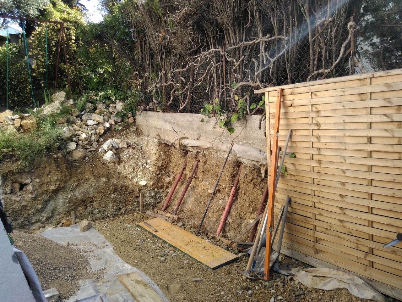 Vue d'ensemble - le mur de clôture après décaissement du terrain