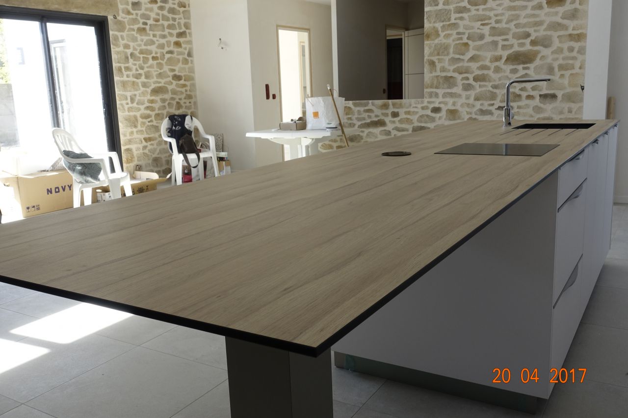 ilot central.faible epaisseur de la table