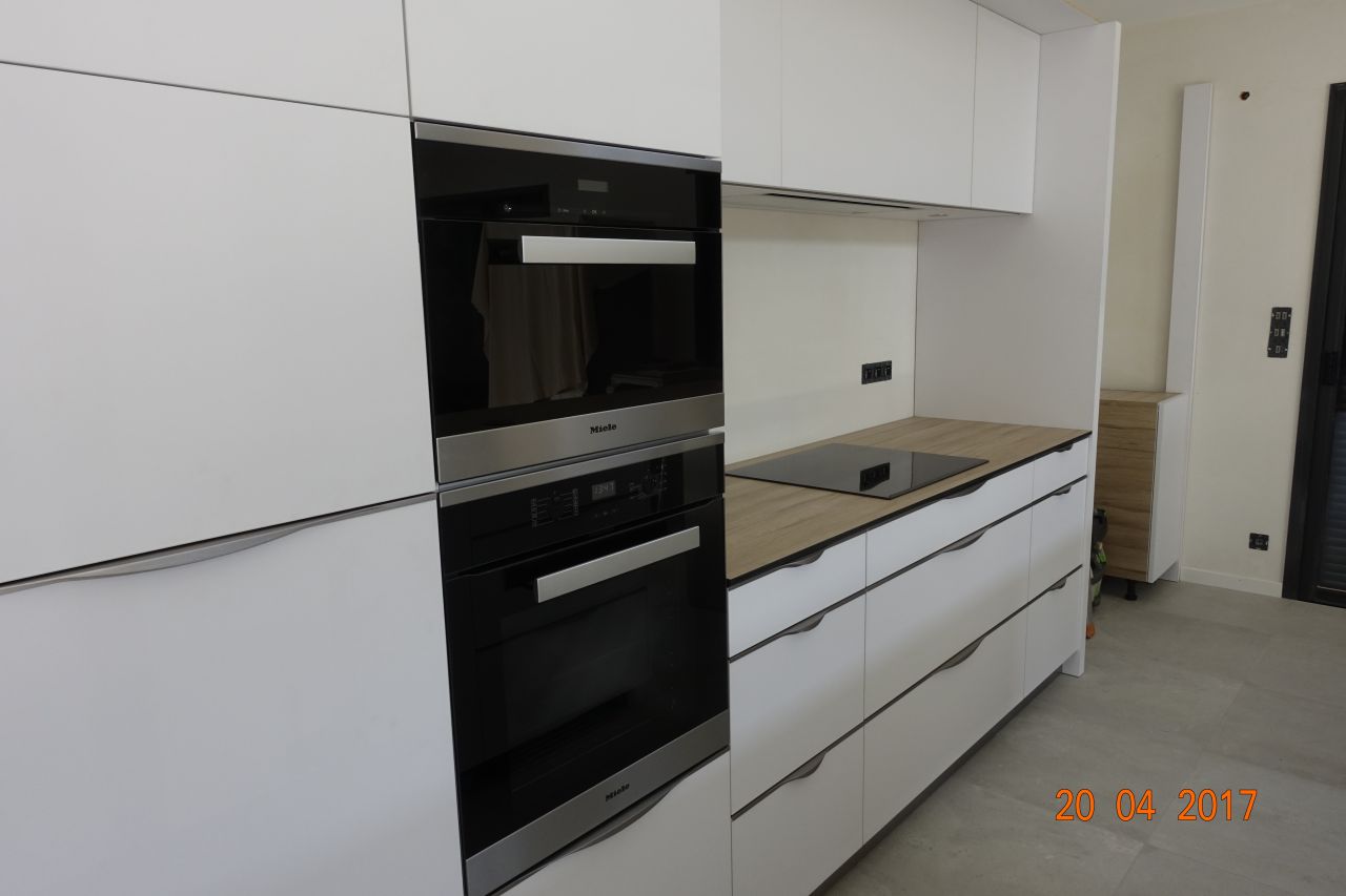vue sur coin cuisson

four vapeur et four pyrolyse et table induction