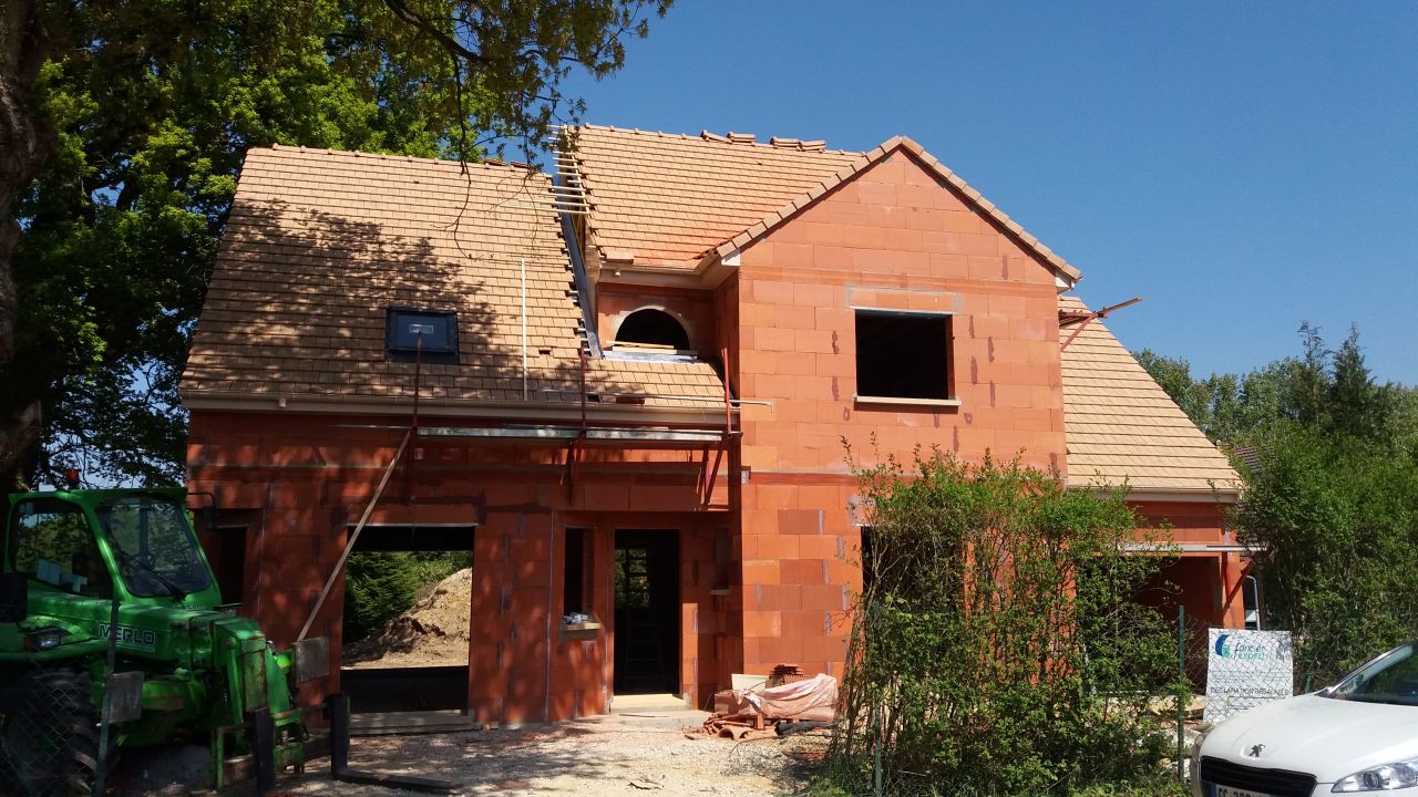 il s'agit de la couverture en tuiles sablé champagne de la maison