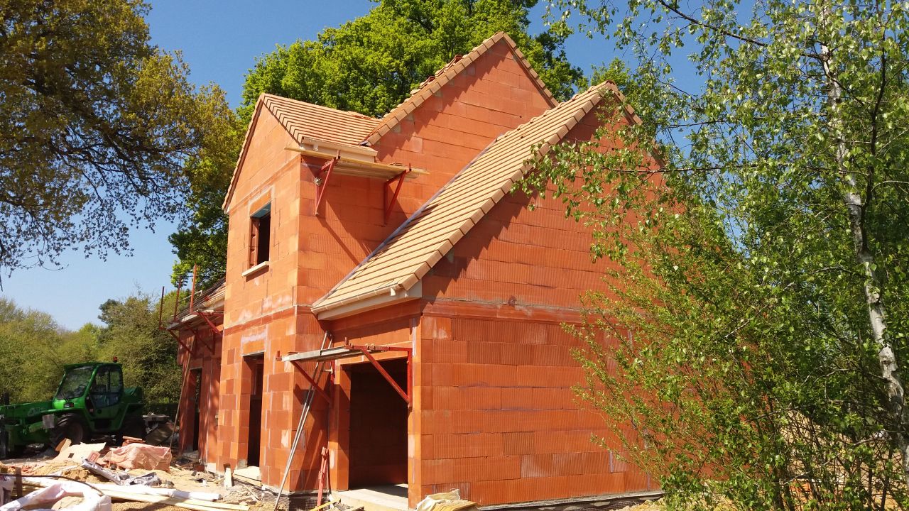 il s'agit de la couverture en tuiles sablé champagne de la maison