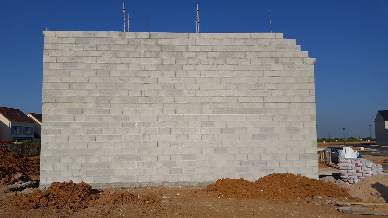 Elvation des murs du 1er tage avec pignon 1/2 en cours de finition