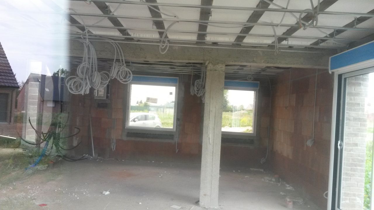 vue sur chambre et salle de bain à gauche derrière poteau.