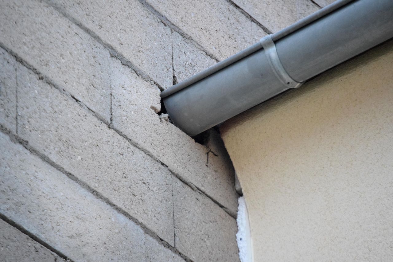 Gouttière dans mur !!!