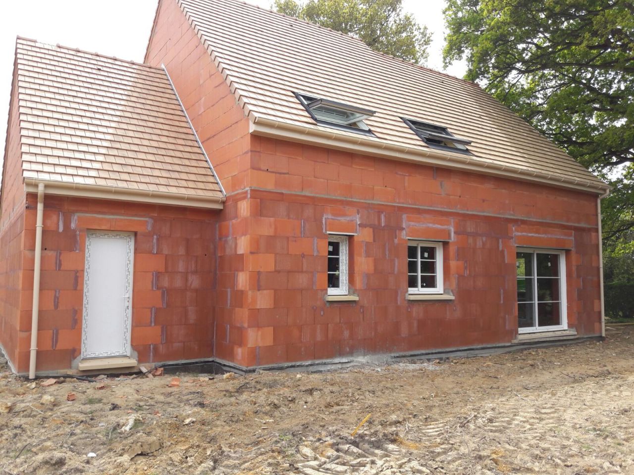 il s'agit de la pose des menuiseries de la Maison.