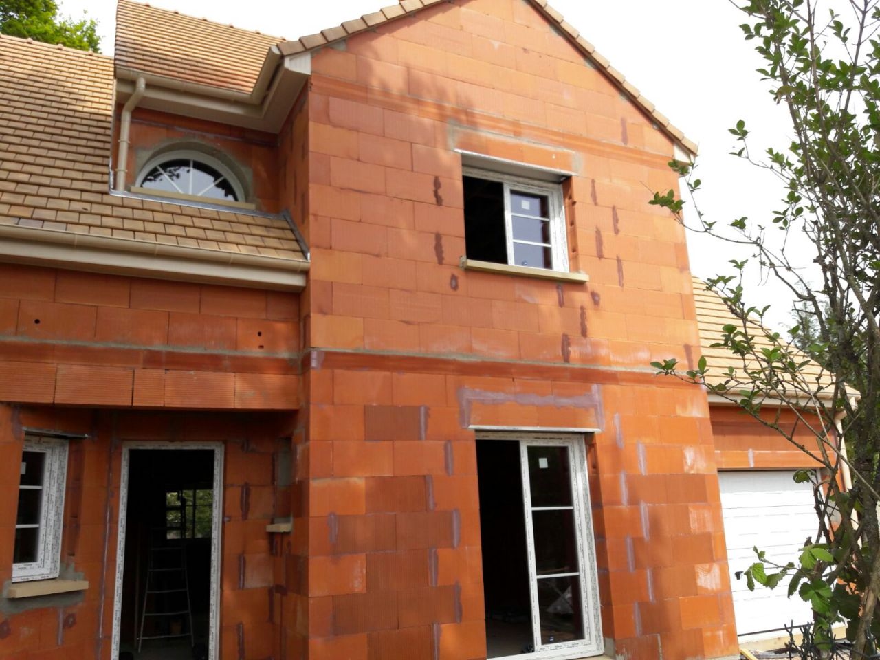il s'agit de la pose des menuiseries de la Maison.