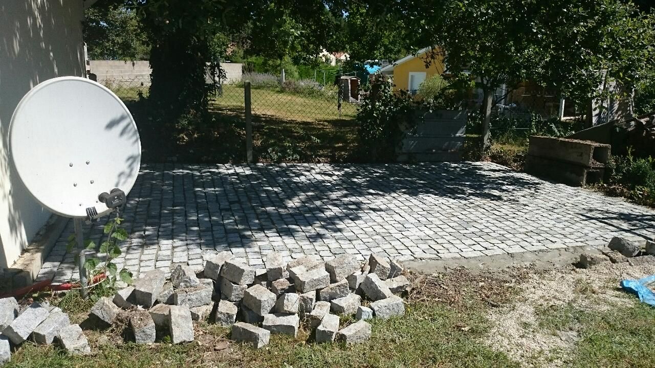 Reste des paves dans une zone ou nous stockons du bois de chauffage.