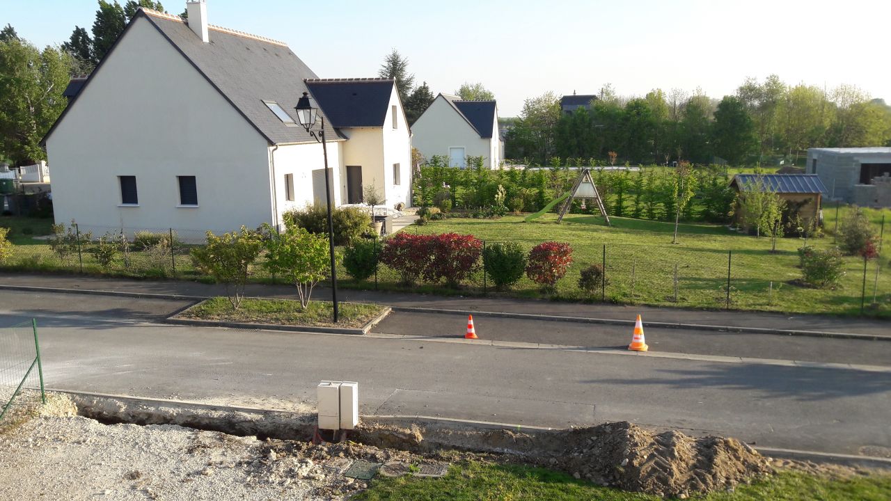 Creusement des fondations du seuil du futur portail coulissant