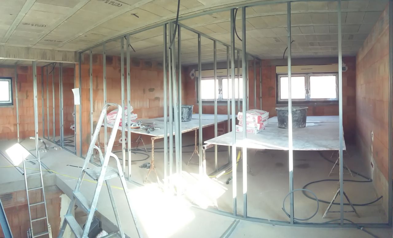 Mise en place des échafaudages pour les plafonds des chambres.
