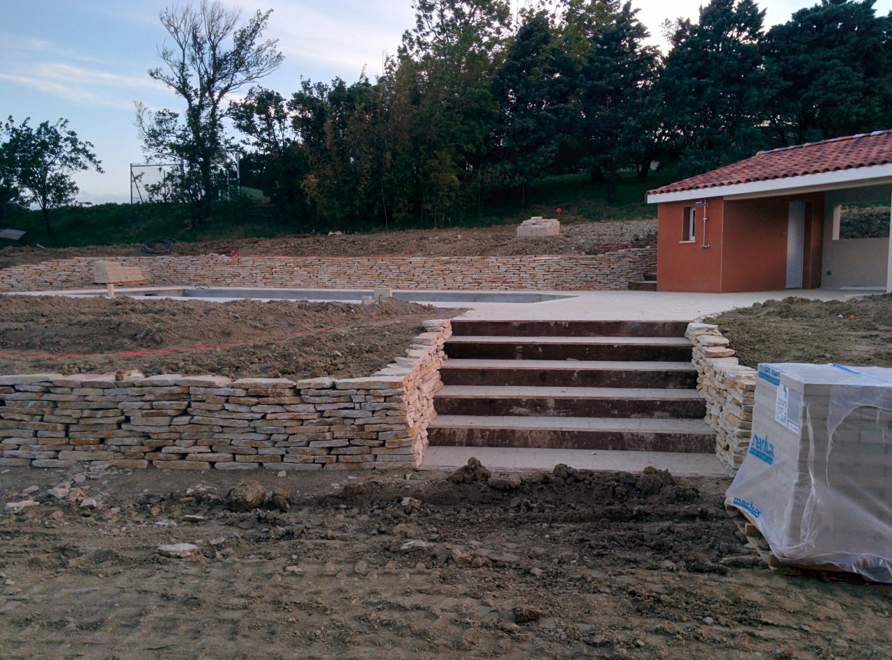 Mur en pierres sches du Lot avec escalier