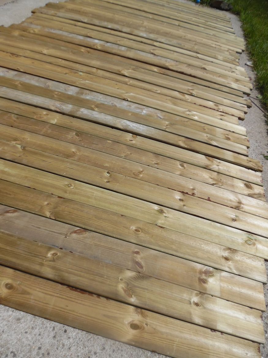 Lame de terrasse en pin (avant la peinture)