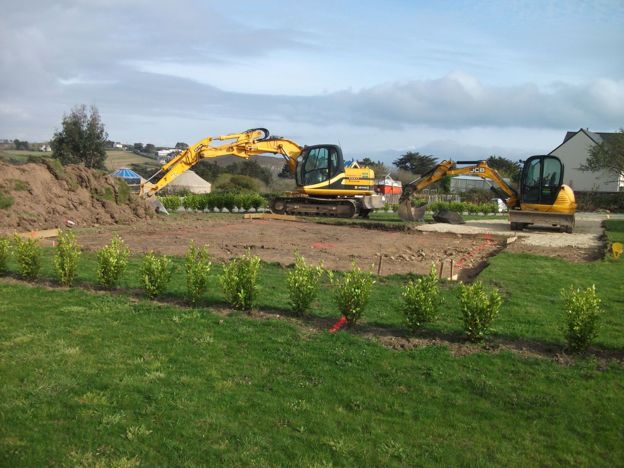 Dbut du chantier avec le terrassement le 22 avril 2016. Le permis de construire a t obtenu le 27 novembre 2015. Il est obligatoire d' attendre 3 mois avant de commencer les travaux. Le chantier aurait pu commencer le 27 mars 2016 date o j'ai sign le contrat dfinitif avec le versement du premier acompte. J'ai demand une livraison pour le 27 mars 2017, la maison sera livre le 26 avril 2017. C'est une maison de 49 m ! Le terrassement se droulera sans problme, c'est le mme ouvrier de chez Kervran qui interviendra en fin de chantier pour la ralisation de l'coulement des eaux de pluie. Un travail de qualit, j'aurai aim en dire autant pour tous les intervenants.