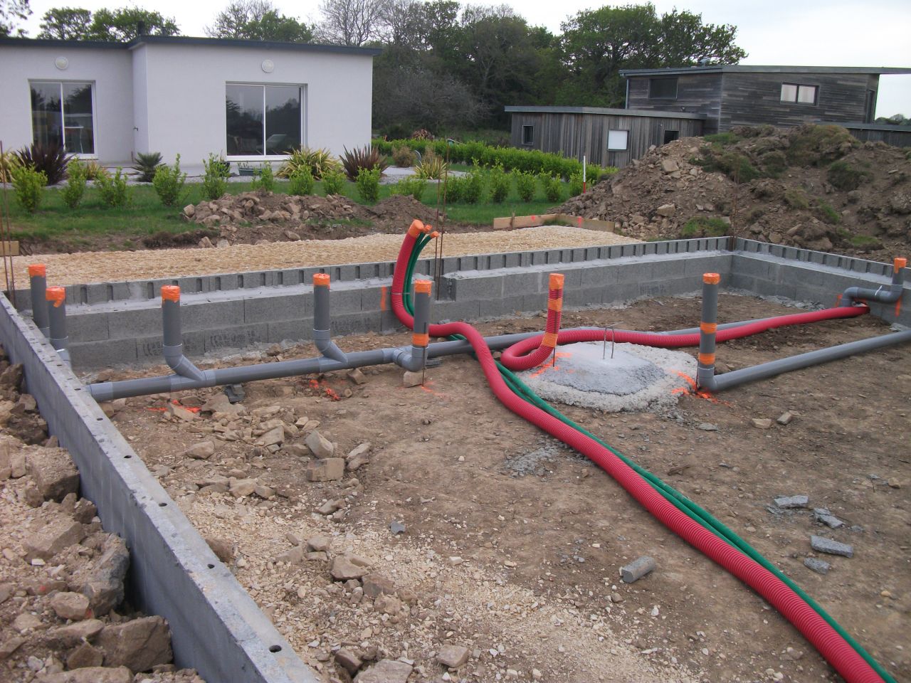 Passage des gaines, des vacuations d'eau et de l'aration pour le pole  granuls. Je constaterai plus tard que l'aration du pole  granuls dbouche  50 cm du mur au milieu de la salle et pas en dessous du pole. Les sorties de 100mm en PVC pour la douche et le lavabo dbouchent dans les WC. Il faudra donc prolonger ces vacuations avec un coude en 32 mm ou 38 mm pour les faire arriver au bon endroit ce qui n'est pas recommand du tout. Cela peut entrainer des bouchons, ces rductions de diamtre dans la chappe sont  viter absolument! Ne parlons pas de l'aration de pole une rduction de diamtre la rend compltement inefficace.