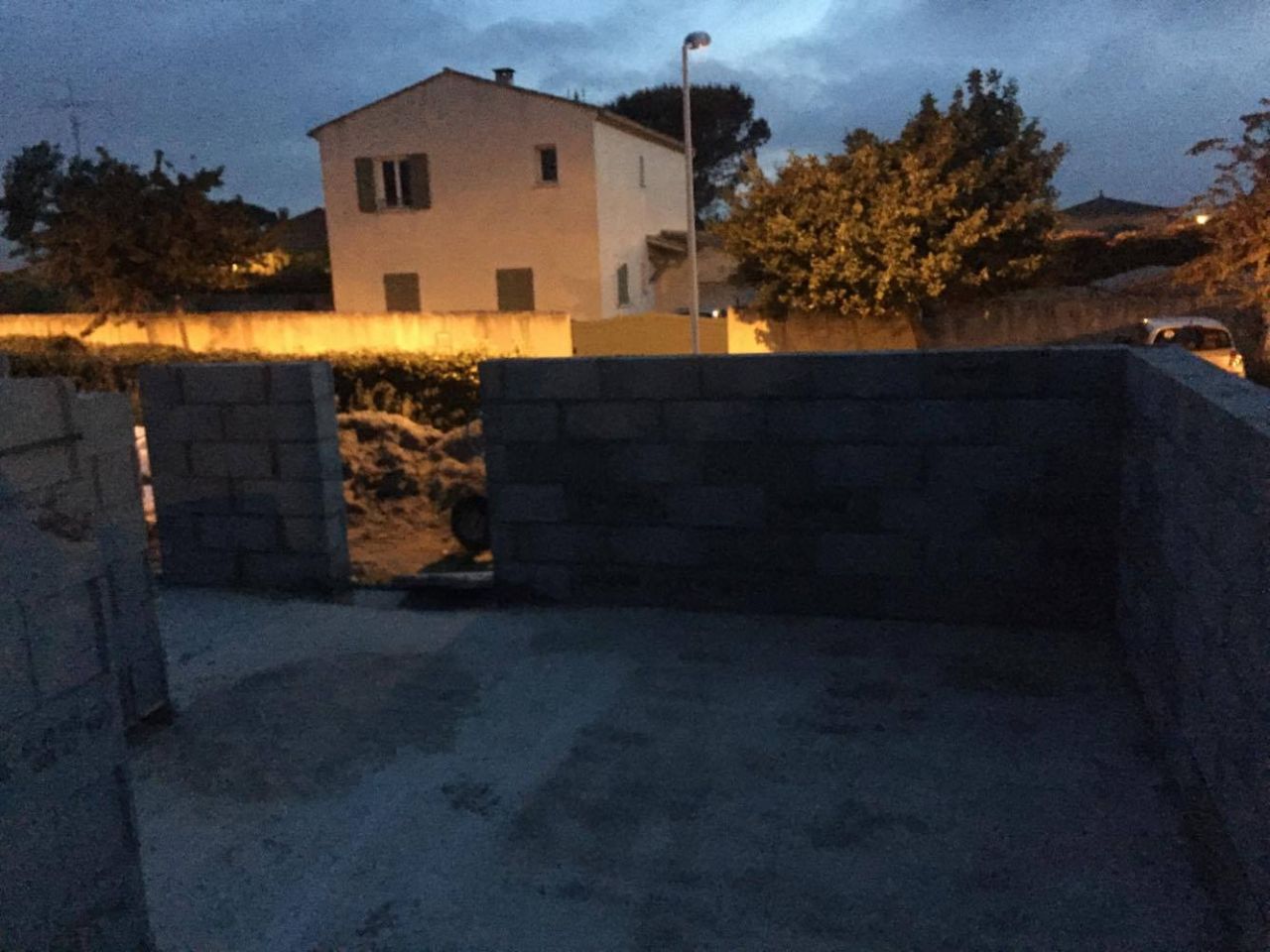 Elvation des murs (passage de nuit sur le terrain)