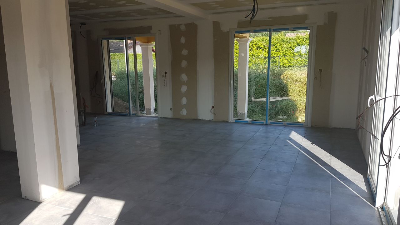 carrelage au sol dans la pièce de vie