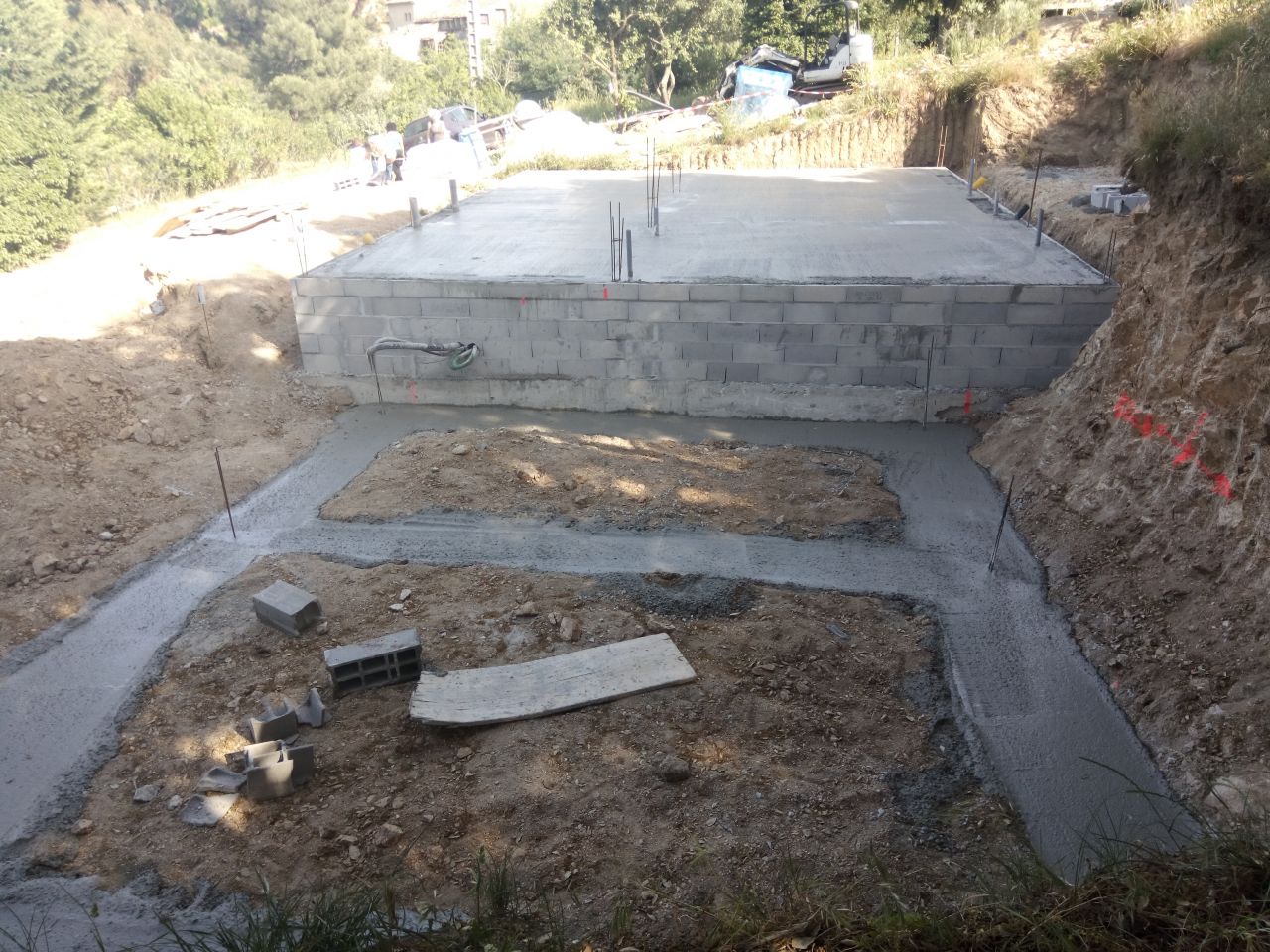 Coulage du plancher et des fondations du garage et de l'atelier...