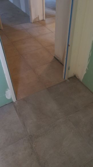Le carrelage de l'étage devait être beige et grosse erreur la salle de bain est grise!!!