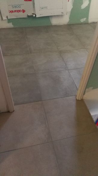 Le carrelage de l'étage devait être beige et grosse erreur la salle de bain est grise!!!