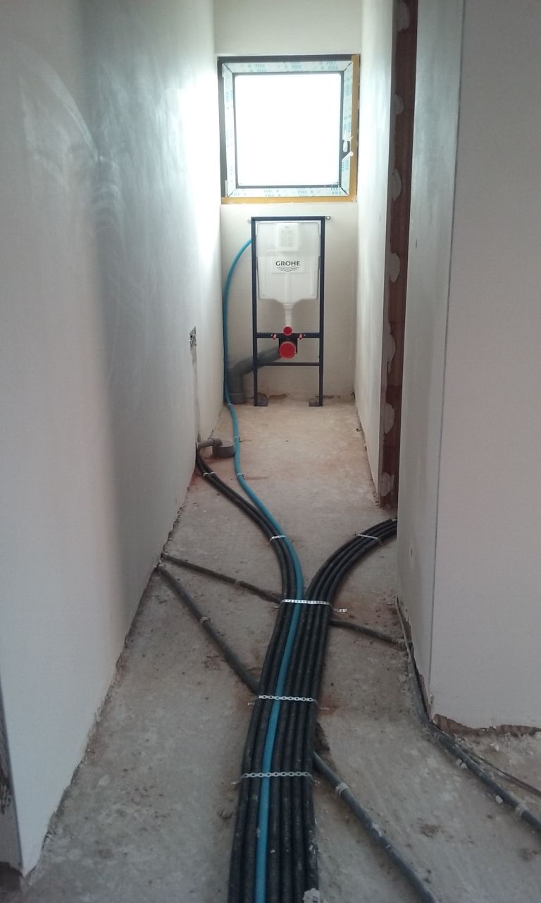 L'eau pour les toilettes et le lave-main au fond et vers la salle de bain à gauche.