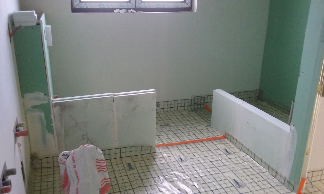 Salle de bain de l'étage (à droite l'espace douche).