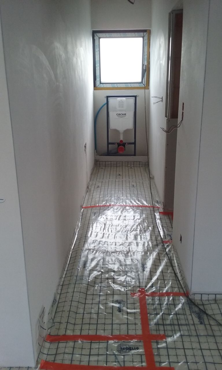 Couloir du rdc + WC au fond (manque encore la cloison).
