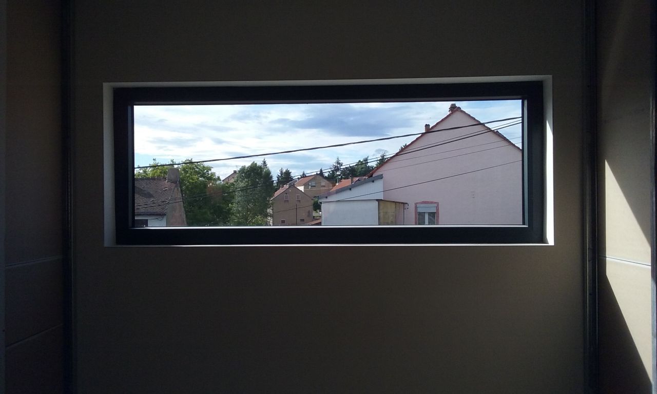 La fenêtre fixe de la cage d'escalier.