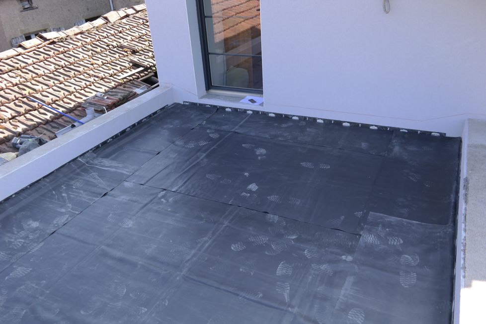 La membrane d'étanchéité sur PVC d'isolation agrafée au retour de mur