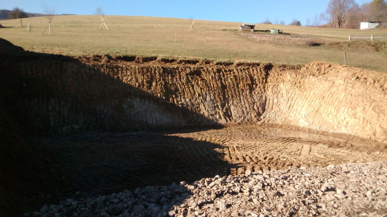 Plateforme termine.
<br />
On est content: trs peu de venue d'eau contrairement au terrain des voisins  25m.
<br />
Un peu de chance, a fait du bien. On soignera quand mme le drainage priphrique.