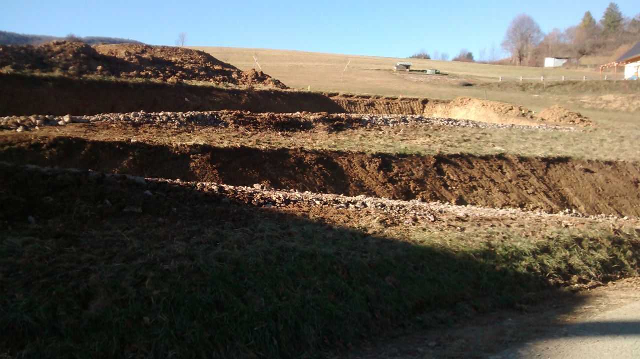 Vue sur la maxi voie d'accs au premier et second plan... 2 fois plus longue que sur le plan masse du PC...
<br />
Enfin, il faut bien monter les camions et les matriaux de construction.
<br />
On verra comment on remet en forme tout a  la fin du chantier.
<br />
Au loin, dans la montagne  on voit le trou de la maison.