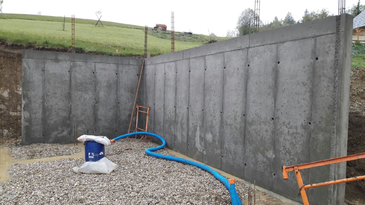 Mise en place des banches et murs bton arm couls en place pour le sous-sol.