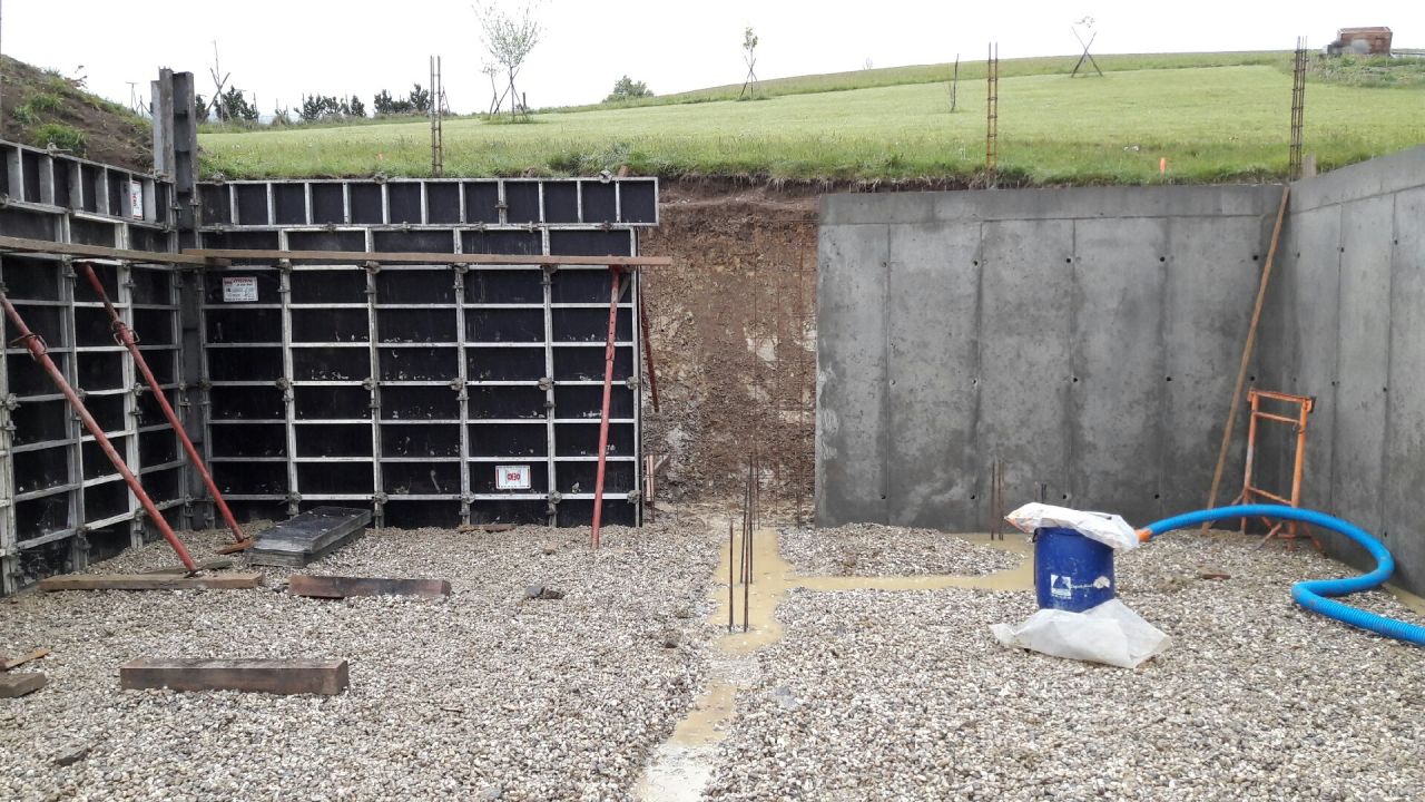 Mise en place des banches et murs bton arm couls en place pour le sous-sol.