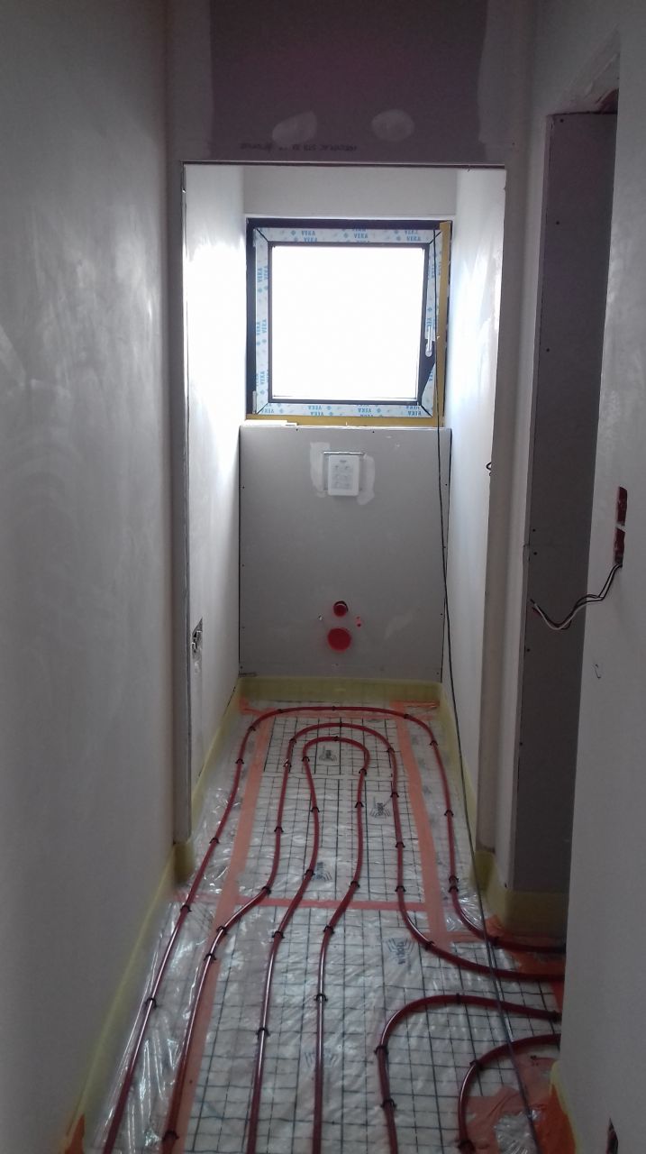 Toilettes au fond, dressing à gauche.