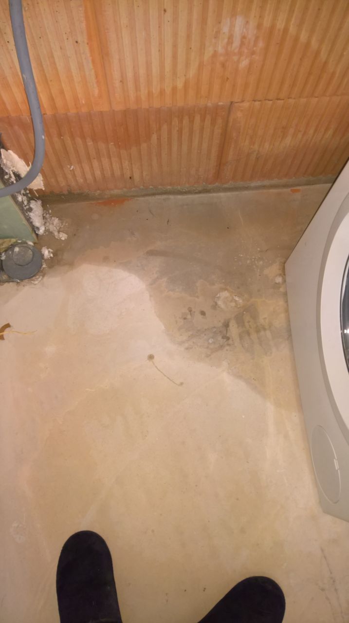 Tiens, des fuites d'eau dans la buanderie... un peu bizarre ca n'arrive que par temps sec.

Remontée d'eau d'une évacuation ou défaut d'arase?