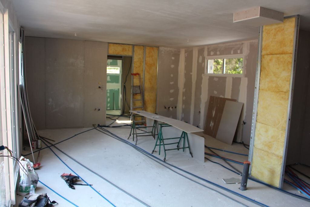 Séjour, au fond notre suite parentale, à droite futur poele à bois puis "dressing" de l'entrée