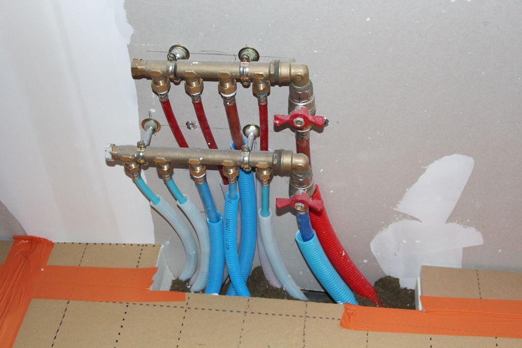 Détail de la distribution d'eau pour le RdC. Cherchez l'erreur 