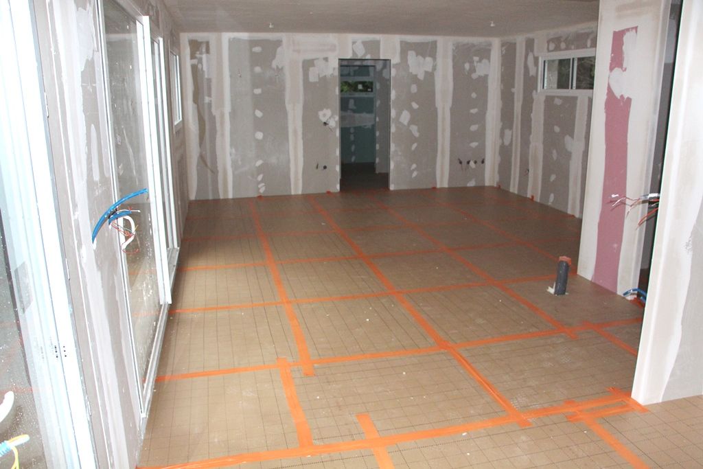 Isolation du sol / TMS 10cm au RdC, prêt à recevoir le réseau de chauffage