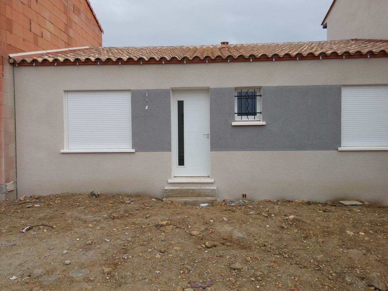 Leger excès de terre sur la façade, le triple se trouve coté salon et jardin pour les adeptes des montagnes russes.
<br />
Probable problème d?altimétrie aussi.