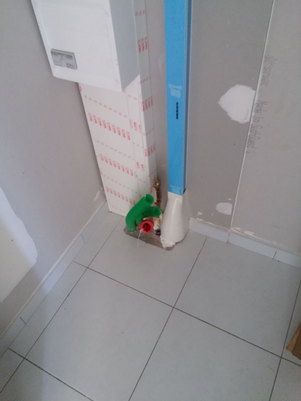 Finition Micheau et Legrand!
<br />
Gaine telecom et électricité sans fil, méthode 4G-InThePocket!