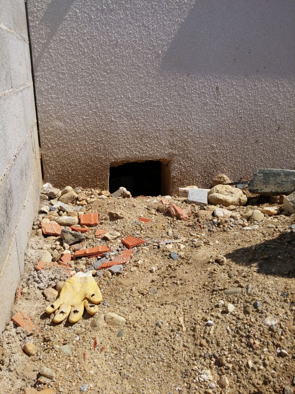 Superbe accès pour ce vide sanitaire de moins de 40cm de large!
<br />
Va pas être simple pour savoir d'où provient l'odeur d'égout dans la maison..