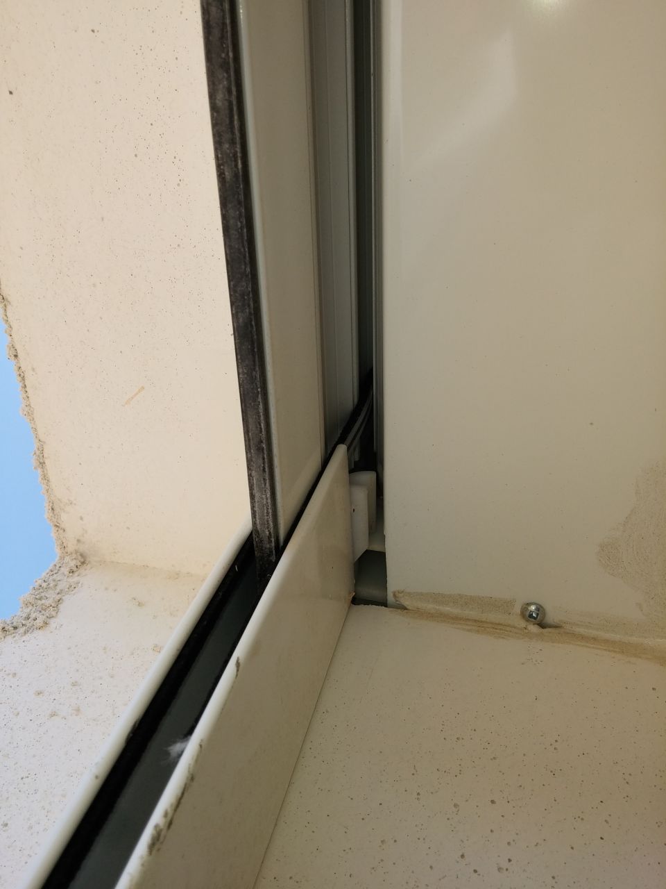 Joint de Volet de baie non collé. Enroulé dans le moteur, ce dernier est HS.
<br />
1 mois pour le diagnostique auquel on rajoute maintenant 3 semaines à attendre le nouveau moteur, suite au prochain épisode.