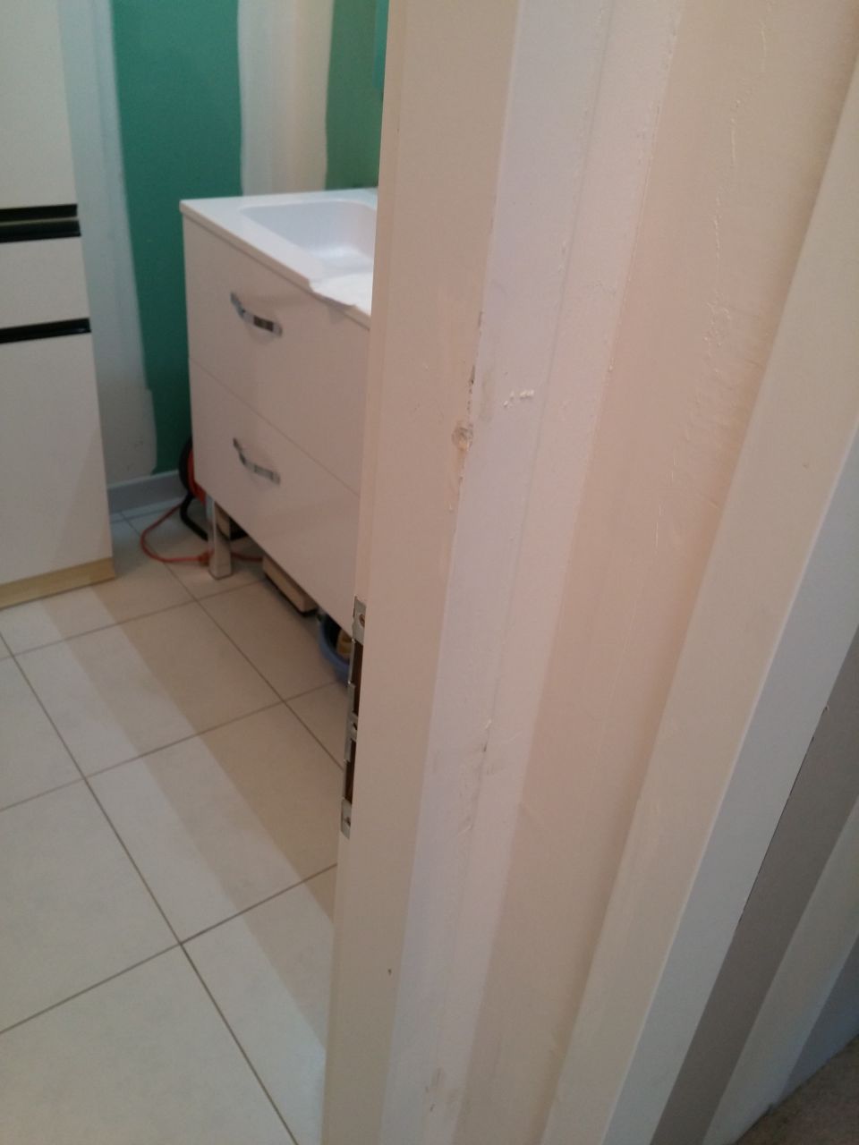 Allé, un peu de mastic, un peu de platre et puis voilà un encadrement tout neuf, chapeau les gars! :o